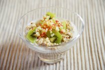Porridge con mela, muesli e kiwi — Foto stock