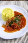 Riso al curry con ragù di pomodoro — Foto stock