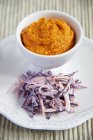 Червоний перець і картопляне пюре з фіолетовим капустою в мисці і на тарілці — стокове фото
