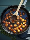Pomodori di cocktail in una pentola — Foto stock