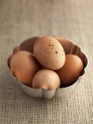 Uova marroni in ciotola di metallo — Foto stock