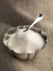 Гранулированный белый тростниковый сахар — стоковое фото