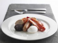 Petit déjeuner anglais avec saucisse — Photo de stock