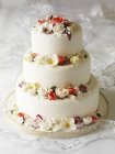 Gâteau de mariage à trois niveaux — Photo de stock
