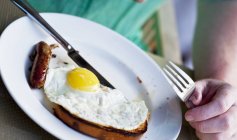 Жареное яйцо с сосисками — стоковое фото