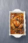 Whole Roasted chicken with garlic — Stock Photo