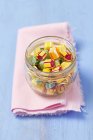 Vista close-up de doces de frutas coloridas em frasco de vidro — Fotografia de Stock