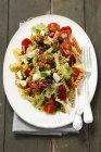 Salada de massa Fusilli com azeitonas — Fotografia de Stock