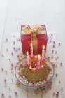 Gâteau avec quatre bougies allumées — Photo de stock