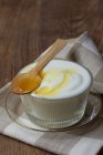 Натуральный йогурт с сиропом — стоковое фото
