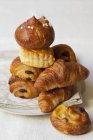 Croissants with puff pastry pinwheels — Stock Photo