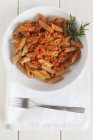Pasta Penne con salsa vegana de lentejas - foto de stock