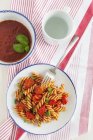 Pasta Fusilli con salsa de tomate - foto de stock