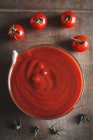 Tomates cerises et tomates en purée — Photo de stock
