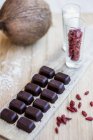 Cioccolatini ripieni con bacche di goji — Foto stock