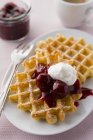 Waffles com cerejas e creme — Fotografia de Stock