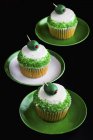 Cupcakes Martini sur assiettes — Photo de stock