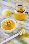Bolinho de milho com mel — Fotografia de Stock