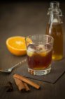 Vista close-up de rum com canela caseira e xarope de laranja — Fotografia de Stock