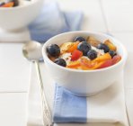 Joghurt mit Blaubeeren, Müsli und Pfirsichen — Stockfoto