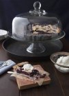 Полусъеденный тутовый пирог со сливками — стоковое фото