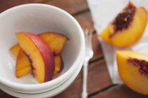 Bowl of fresh peach slices — Stock Photo