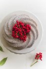 Bundt cake with berries — Stock Photo