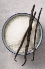 Sugar in bowl and vanilla pods — Stock Photo