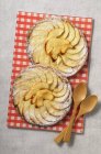 Tartelettes aux pommes avec sucre glace — Photo de stock