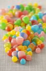 Vista close-up de doces coloridos heap no pano — Fotografia de Stock