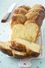 Pane di treccia di lievito affettato — Foto stock