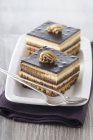 Vista close-up de pedaços de bolo de mocha de chocolate com colheres na placa — Fotografia de Stock