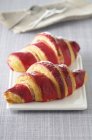 Erdbeer-Croissants auf Teller — Stockfoto