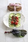 Teller Salat mit Brot — Stockfoto