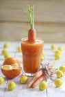 Vidro de cenoura e suco — Fotografia de Stock