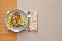 Ansicht von französischem Toast mit Mango und Kokosraspeln — Stockfoto