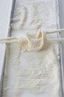 Вид крупным планом на кожу из соевого молока Юба — стоковое фото