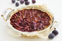 Tarte aux prunes dans le panier — Photo de stock