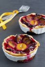 Plum tartlets in baking dishes — Stock Photo