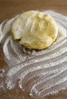 Vista close-up de pastelaria shortcrust na superfície de trabalho com farinhas — Fotografia de Stock