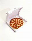 Pizza al salame piccante in scatola — Foto stock