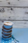 Stapel Muffins mit Puderzucker — Stockfoto