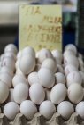 Huevos blancos frescos en caja de huevo - foto de stock