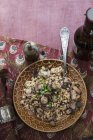 Vista superior de cogumelos e cevada Risotto com moinho de pimenta e garrafa — Fotografia de Stock