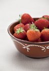Fresh strawberries in ceramic bowl — Stock Photo