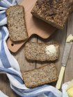 Pan integral con semillas - foto de stock