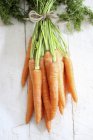 Manojos de zanahorias frescas - foto de stock
