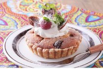 Fig tartlet with cream — Stock Photo