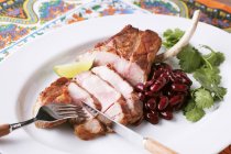 Gegrilltes Schweinefleisch in Scheiben geschnitten mit Nierenbohnen — Stockfoto