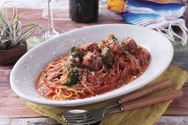 Clásica pasta de espaguetis y albóndigas - foto de stock